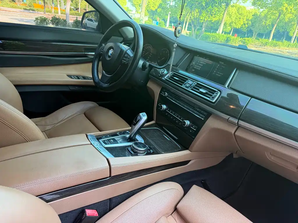BMW 7 Series 2013 — фото 16