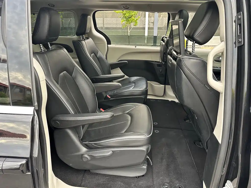 Chrysler Grand Voyager 2017 — фото 17
