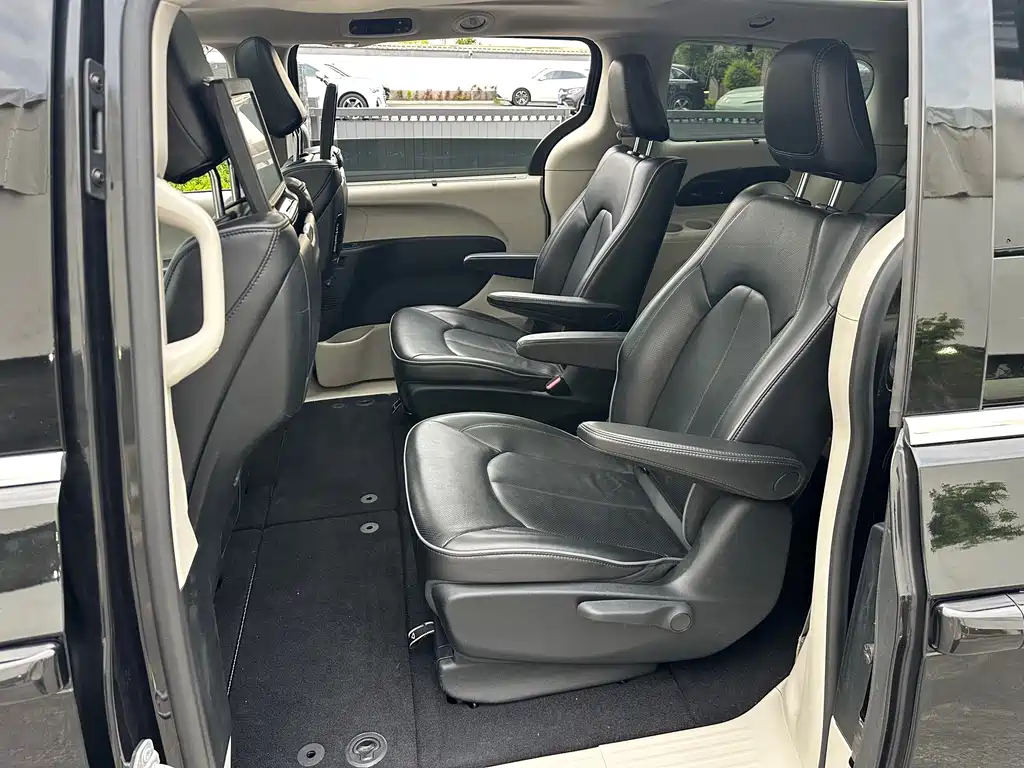 Chrysler Grand Voyager 2017 — фото 20