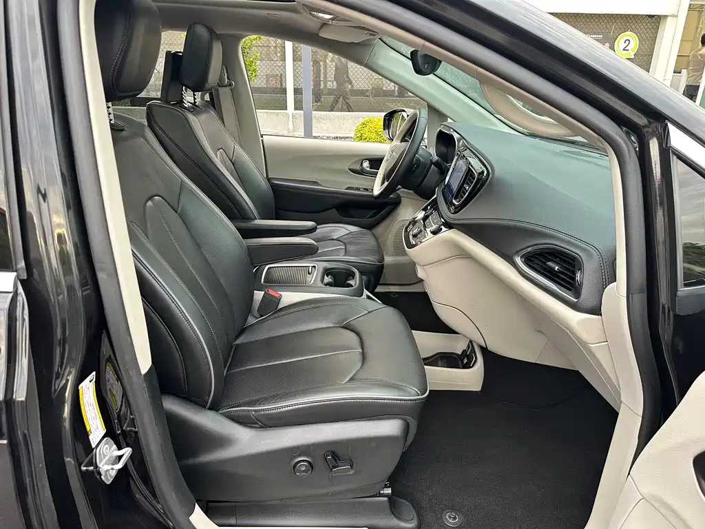 Chrysler Grand Voyager 2017 — фото 25