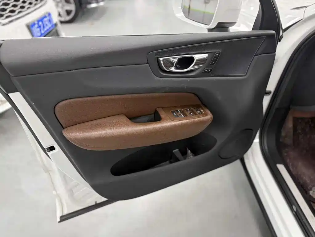Volvo XC60 2019 — фото 9