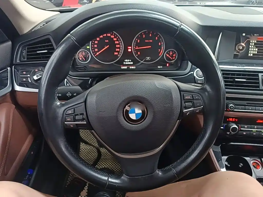 BMW 5 Series 2016 — фото 11