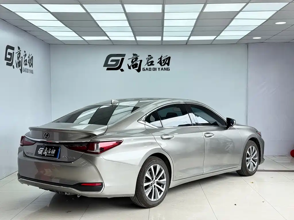 Lexus ES 2020 — фото 25
