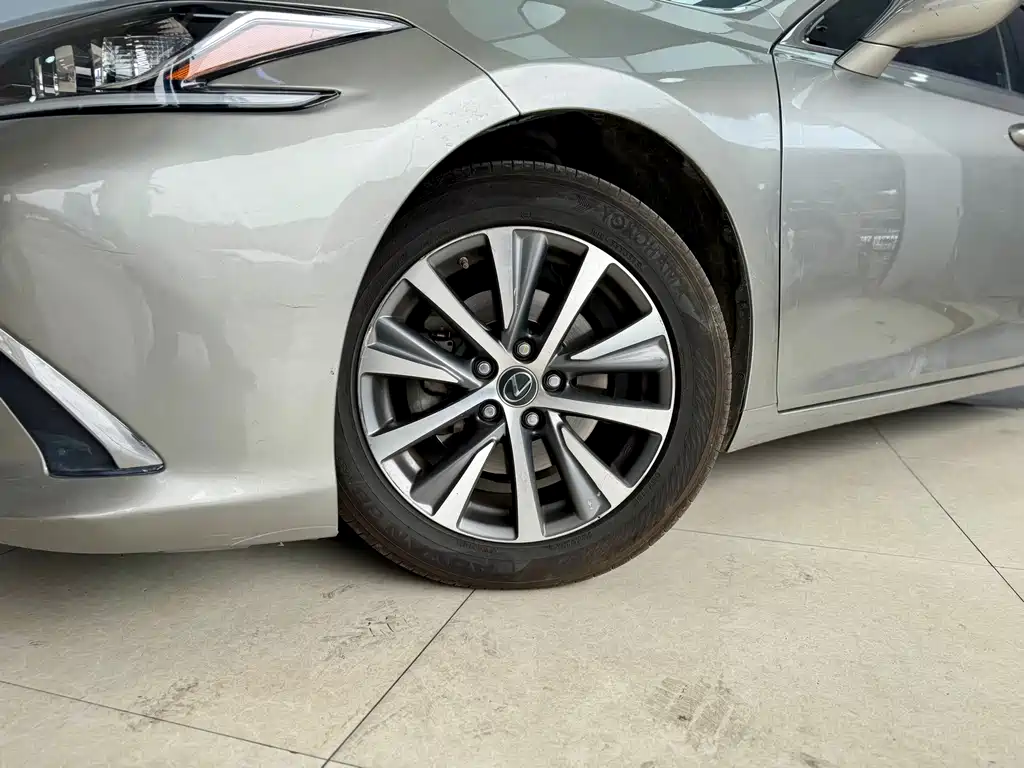 Lexus ES 2020 — фото 23