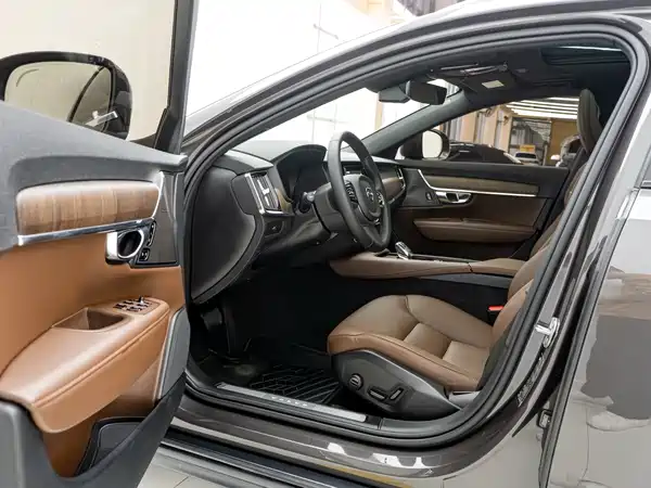 Volvo V90 2025