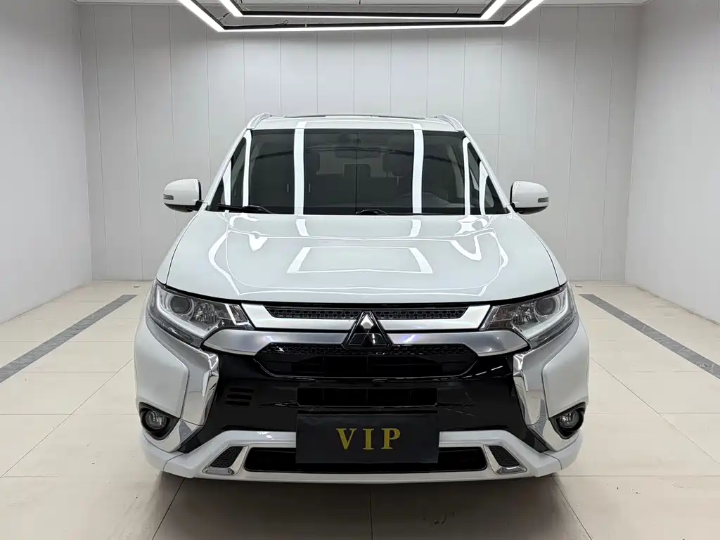 Mitsubishi Outlander 2022 — фото 2