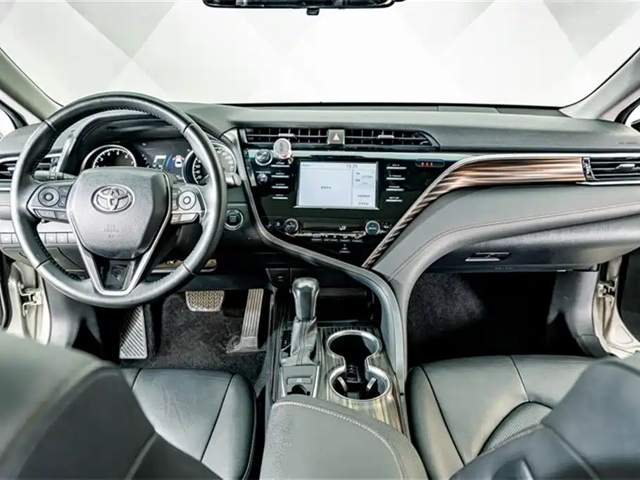 Toyota Camry 2018 — фото 14