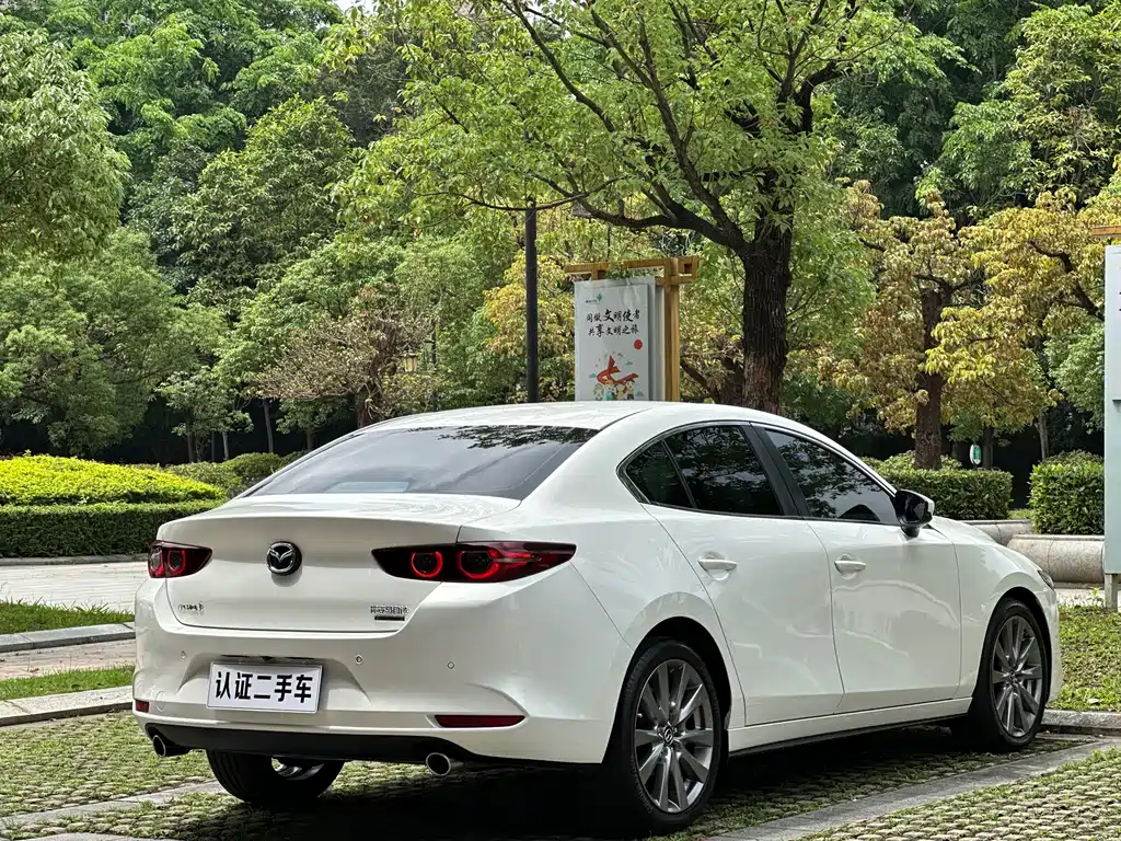 Mazda 3 Axela 2022 — фото 13