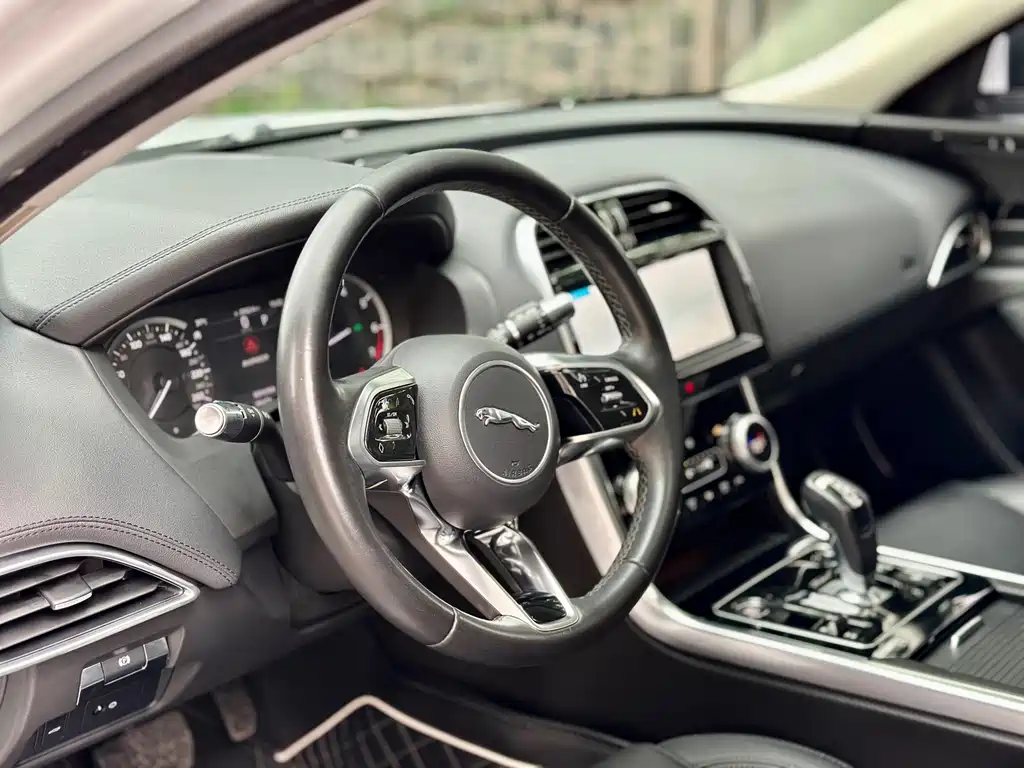 Jaguar XEL 2020 — фото 10
