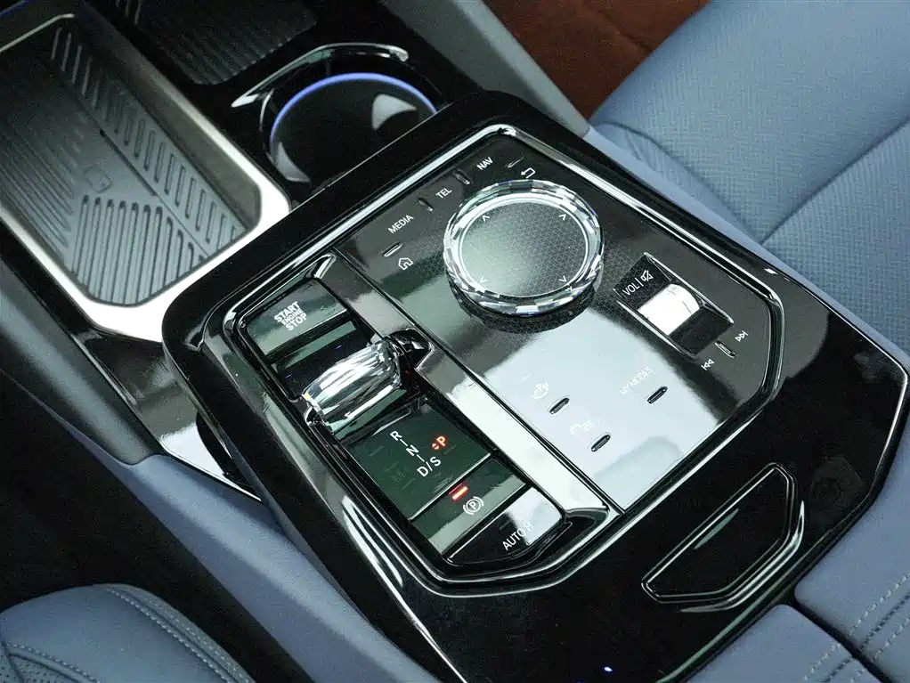 BMW 5 Series 2025 — фото 10