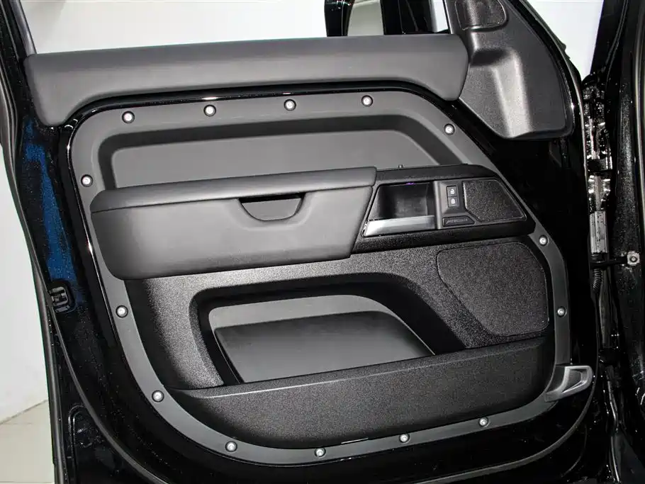 Land Rover Defender 2025 — фото 16