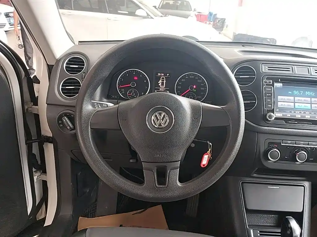Volkswagen Tiguan 2015 — фото 11