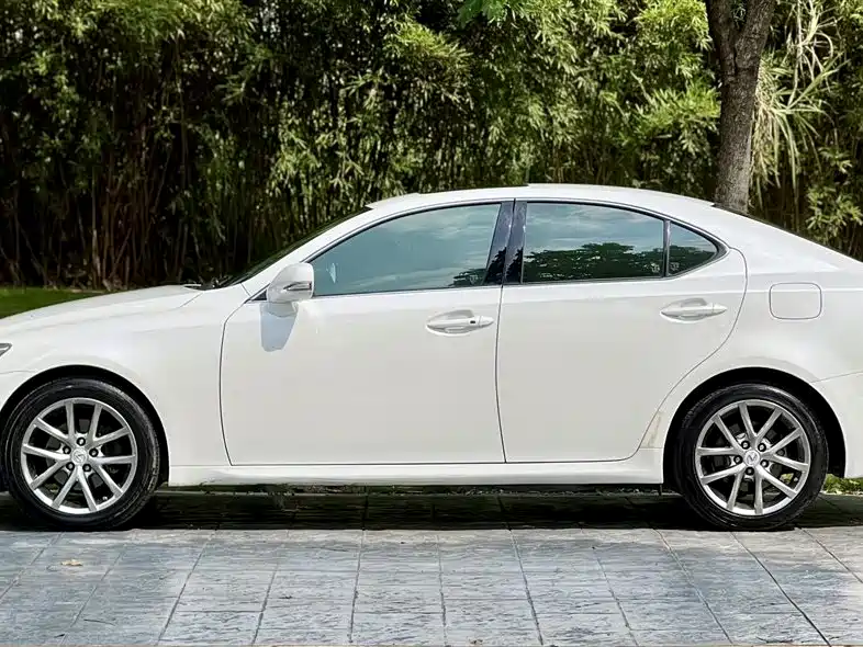 Lexus IS 2011 — фото 5