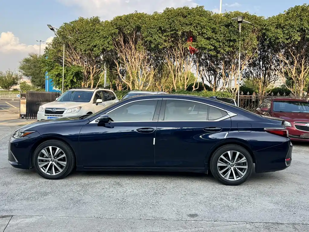 Lexus ES 2018 — фото 12