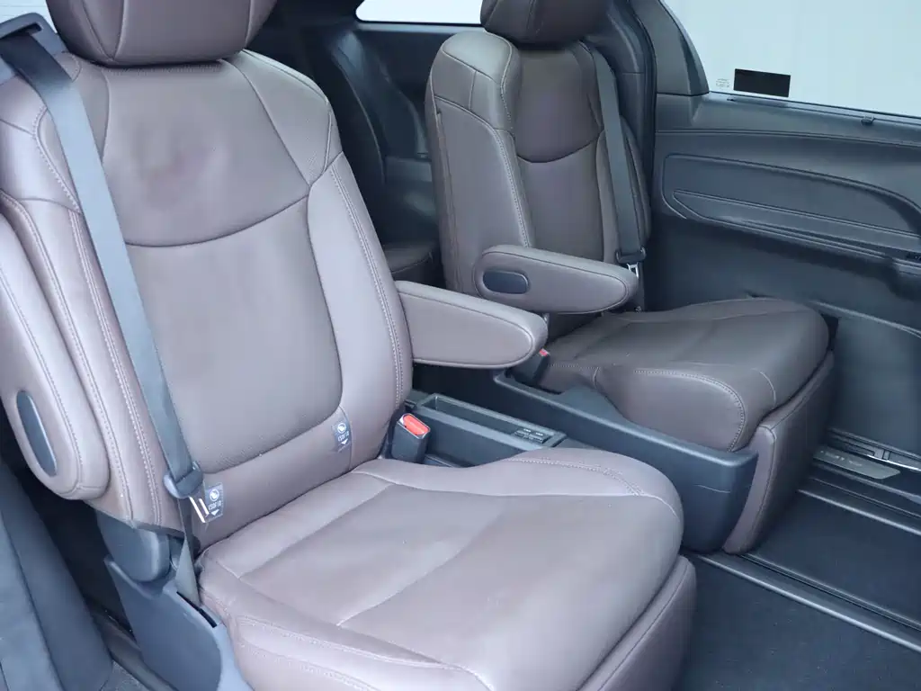 Toyota Sienna 2023 — фото 13