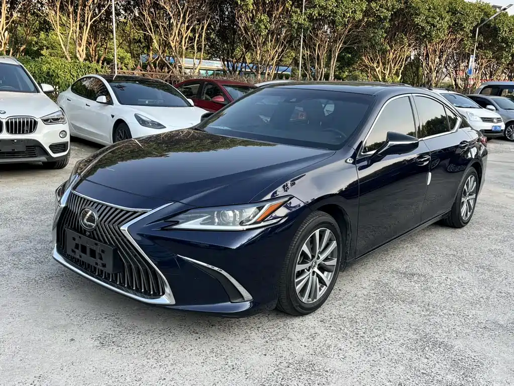 Lexus ES 2018 — фото 1