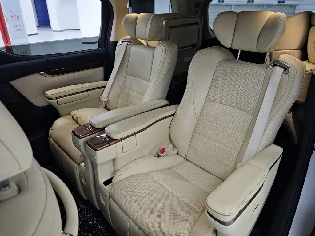 Toyota Alphard 2015 — фото 13