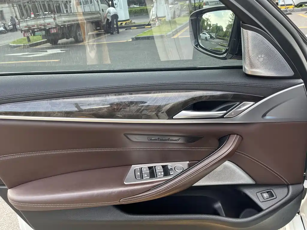 BMW 5 Series 2018 — фото 14