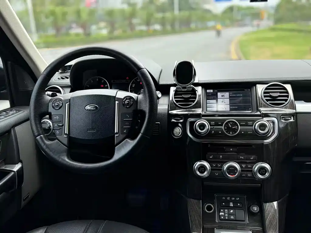 Land Rover Discovery 2015 — фото 15