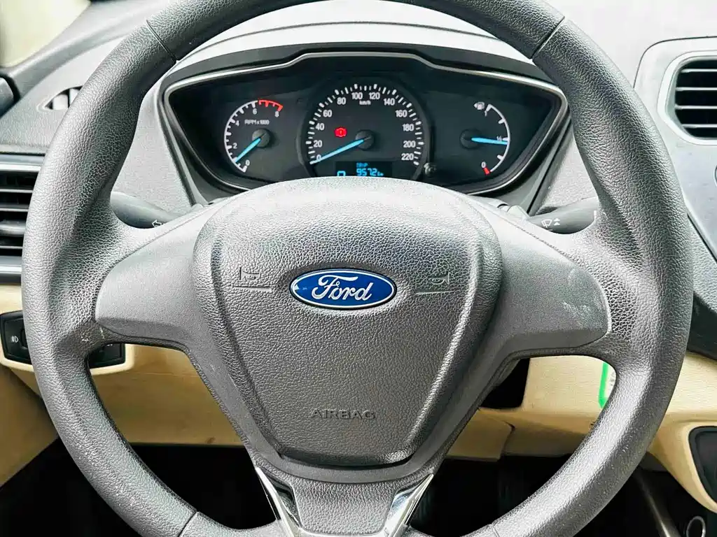 Ford Escort 2015 — фото 18