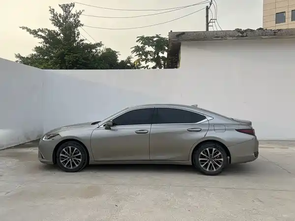 Lexus ES 2022