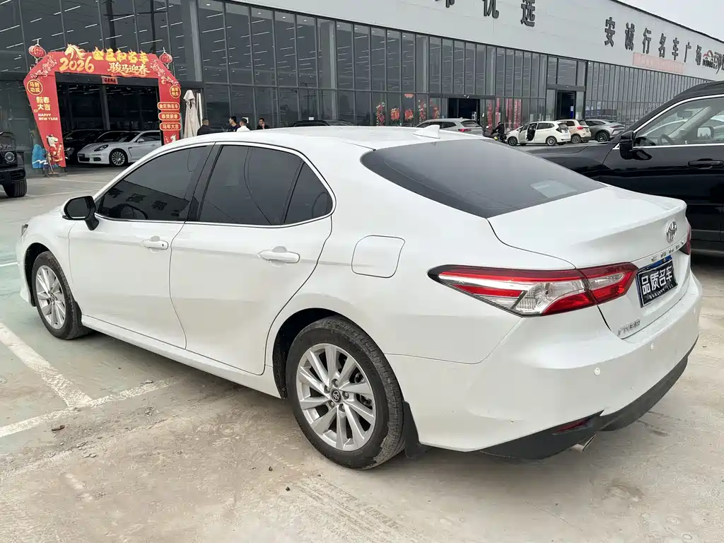 Toyota Camry 2023 — фото 8
