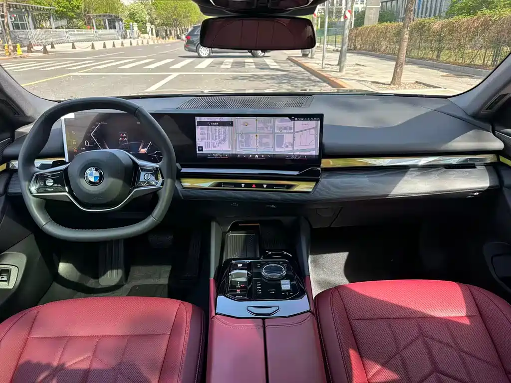 BMW 5 Series 2025 — фото 10