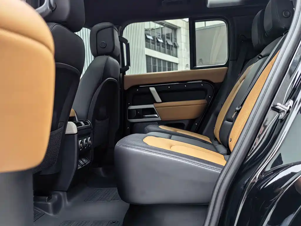 Land Rover Defender 2024 — фото 14