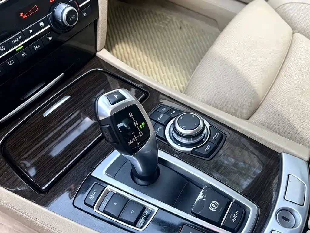 BMW 7 Series 2012 — фото 11