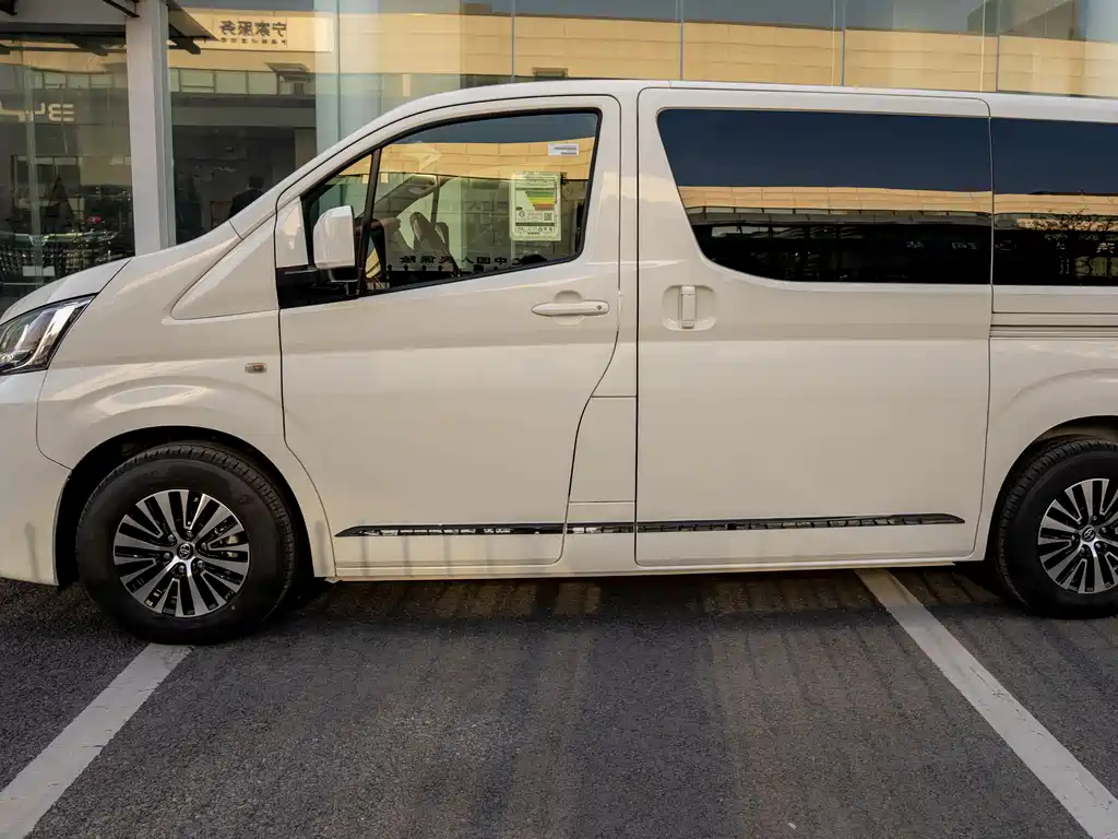 Toyota Hiace — фото 3