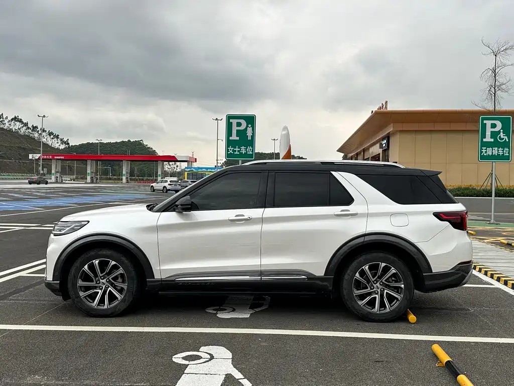 Ford Explorer 2023 — фото 3