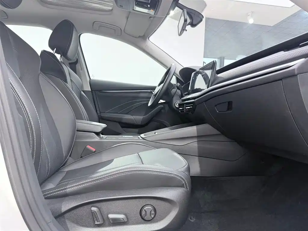 Skoda Octavia 2023 — фото 8