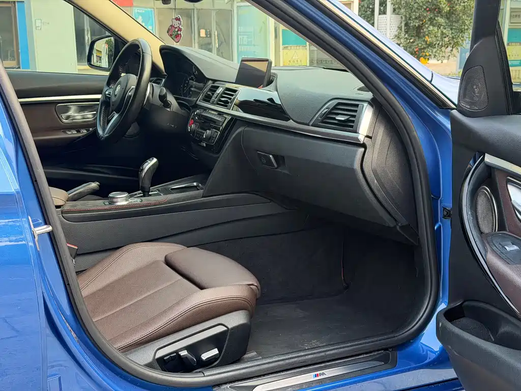 BMW 3 Series 2019 — фото 12