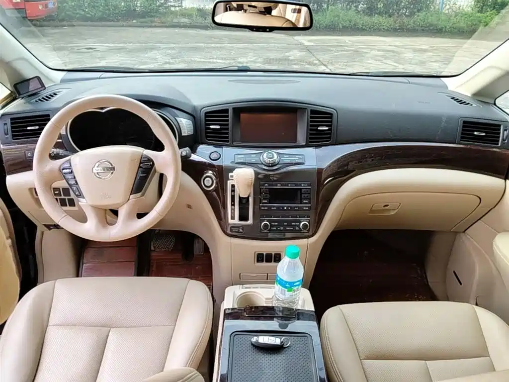 Nissan Quest 2017 — фото 10