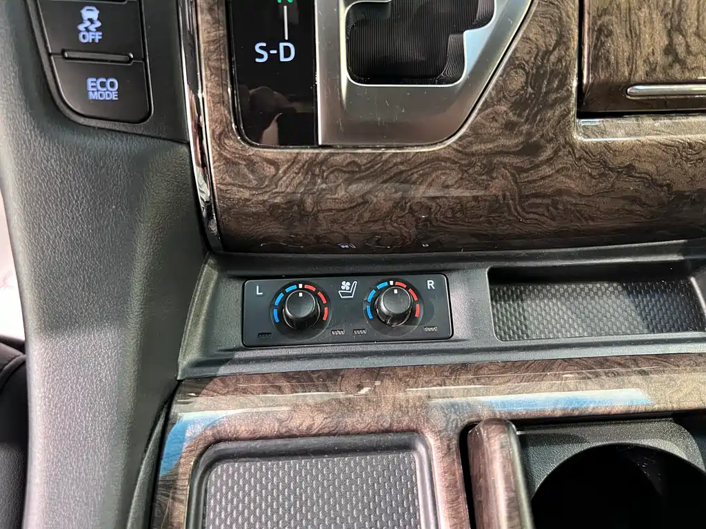 Toyota Alphard 2023 — фото 24