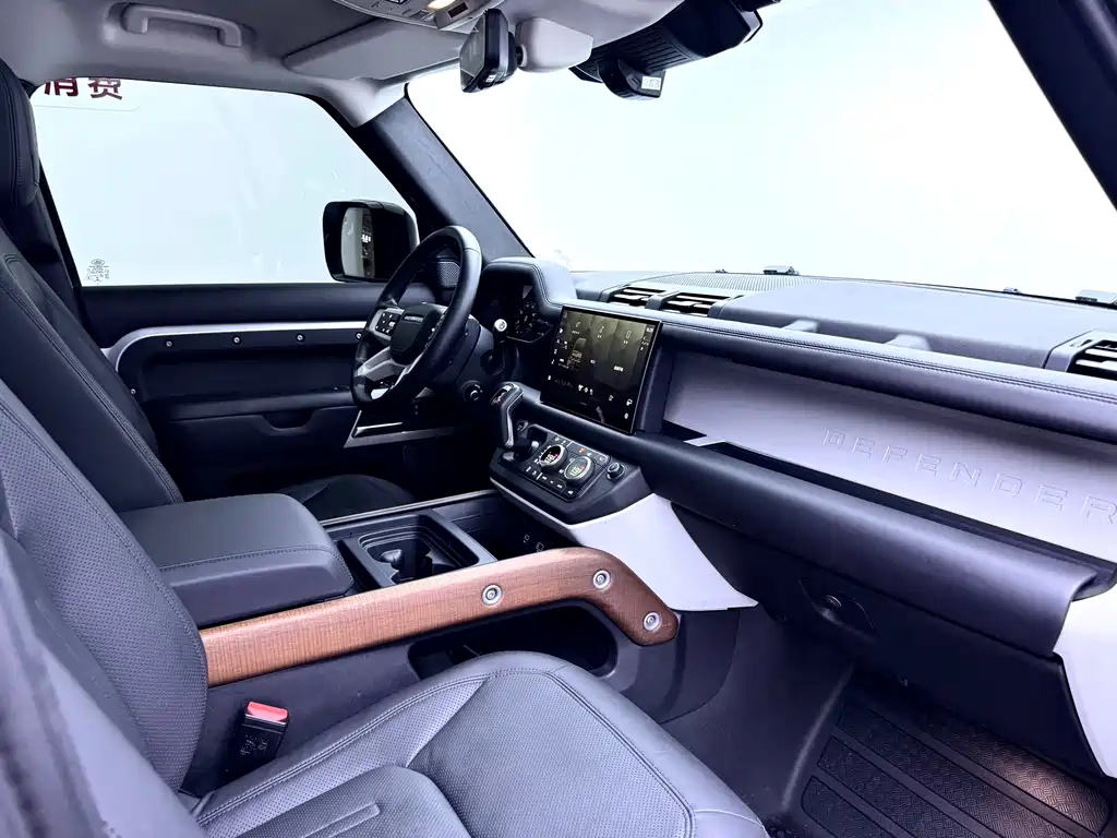 Land Rover Defender 2021 — фото 17