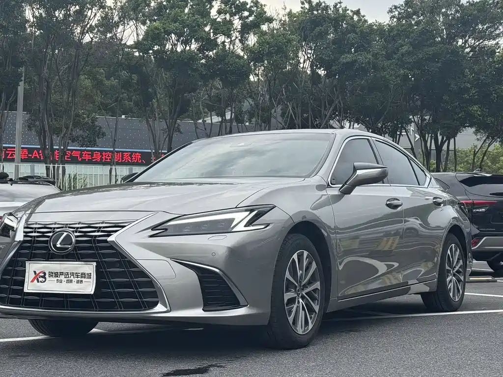 Lexus ES 2025