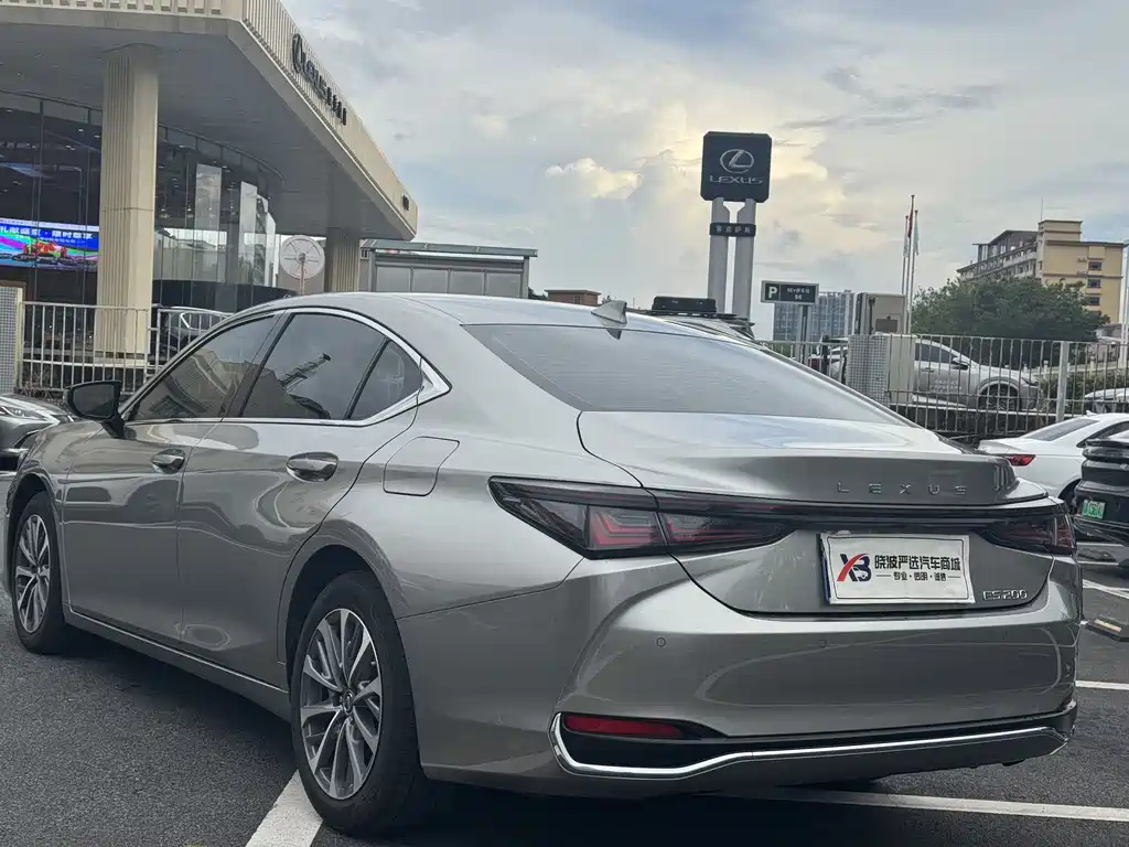 Lexus ES 2025