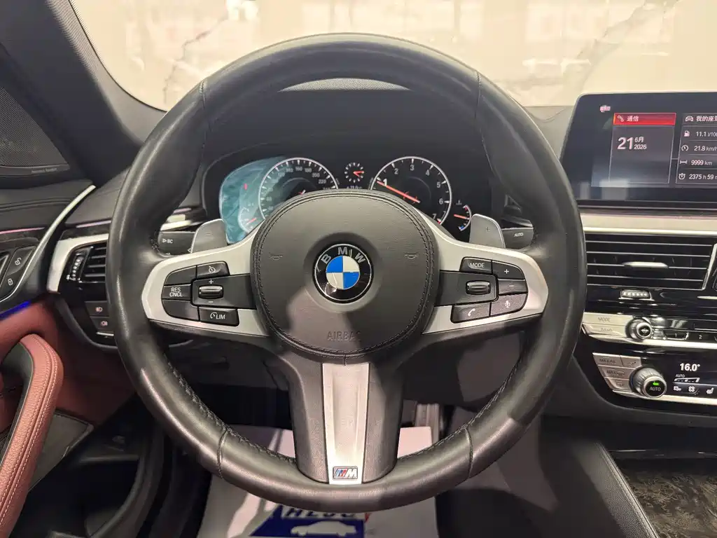 BMW 5 Series 2019 — фото 15