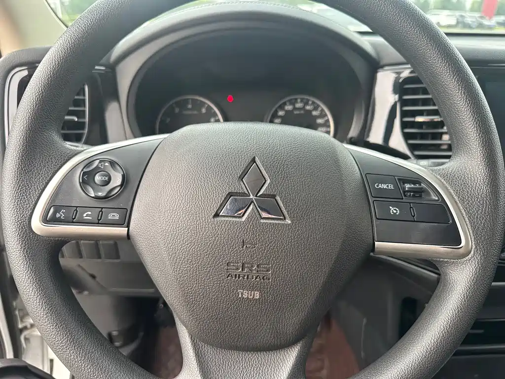 Mitsubishi Outlander 2021 — фото 13