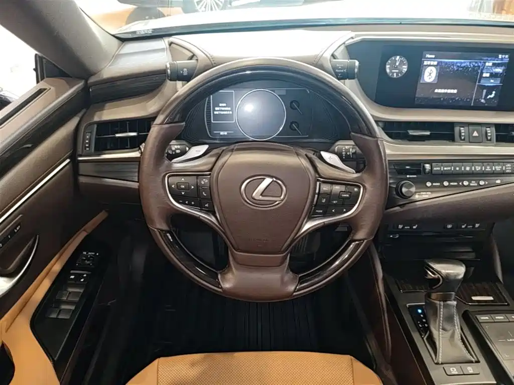Lexus ES 2019 — фото 17