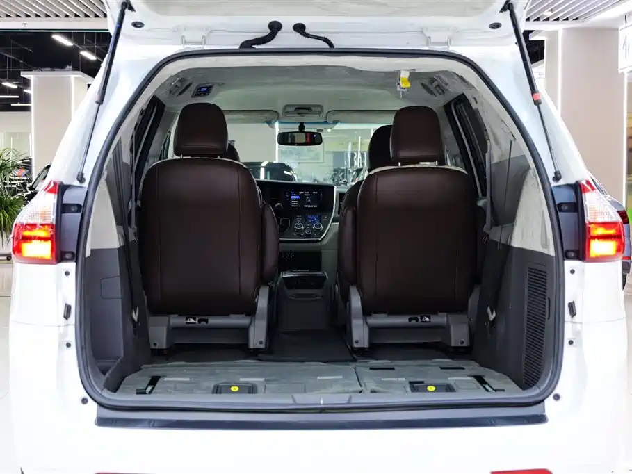Toyota Sienna 2017 — фото 33