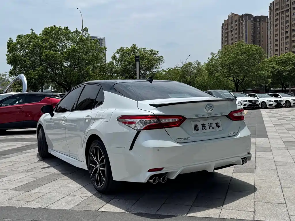 Toyota Camry 2023 — фото 7