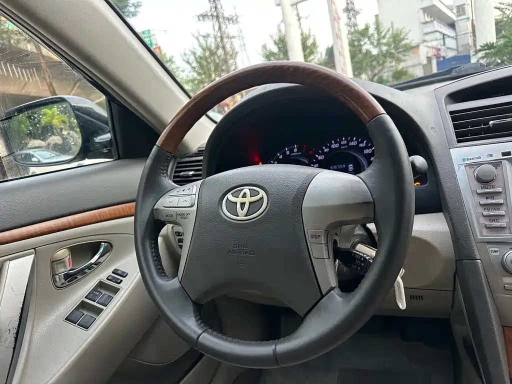 Toyota Camry 2010 — фото 19