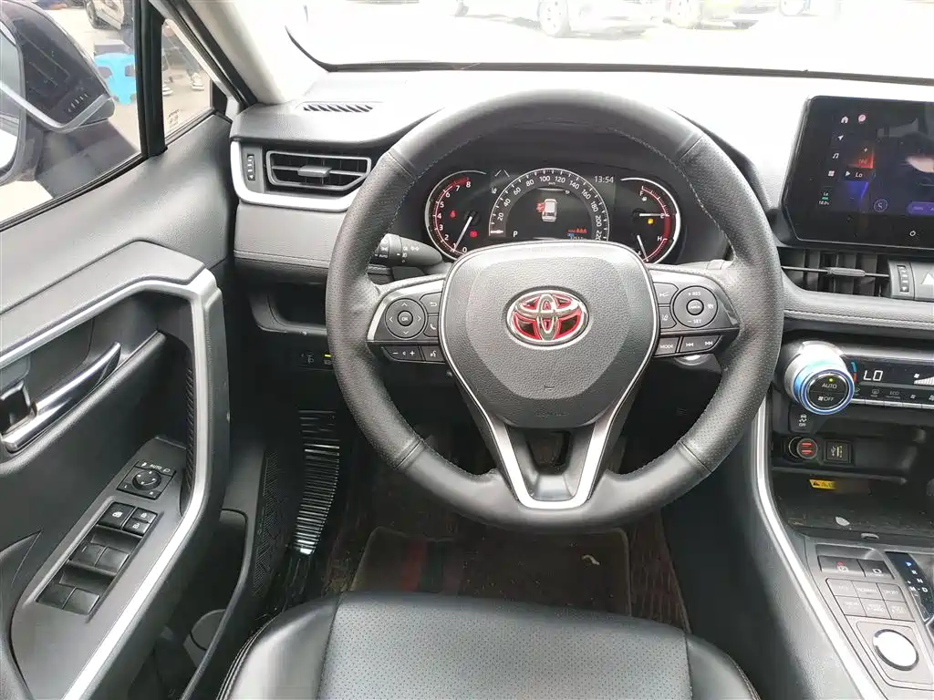 Toyota RAV4 2024 — фото 11