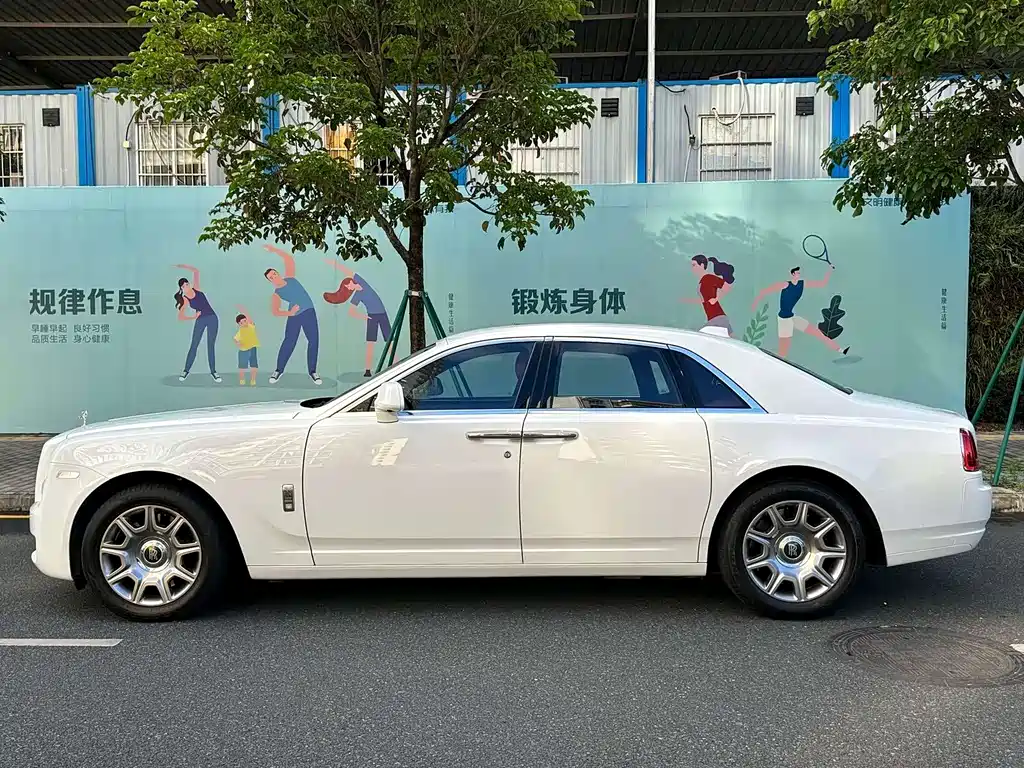 Rolls-Royce Ghost 2018 — фото 10