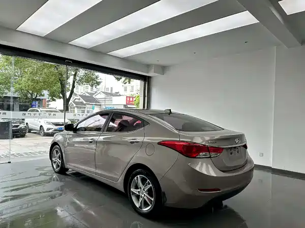 Hyundai Elantra Langdong 2012