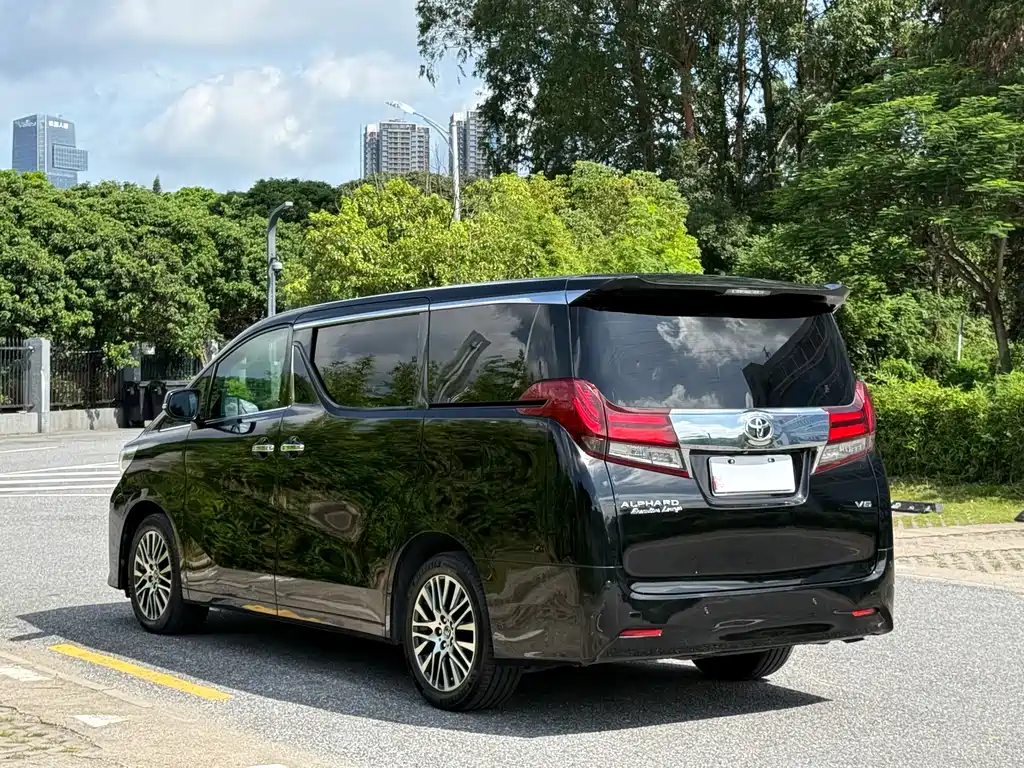 Toyota Alphard 2017 — фото 16