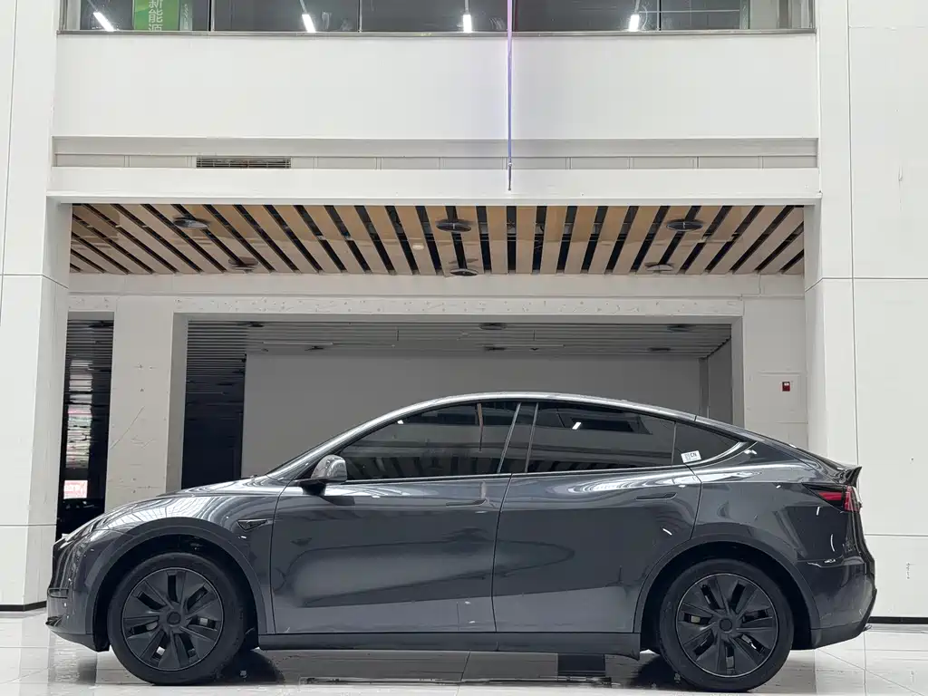 Tesla Model Y 2025 — фото 8