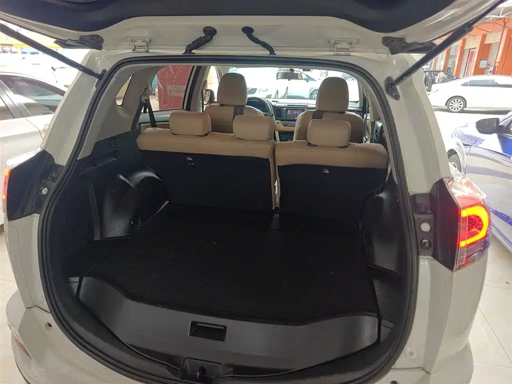 Toyota RAV4 2018 — фото 15